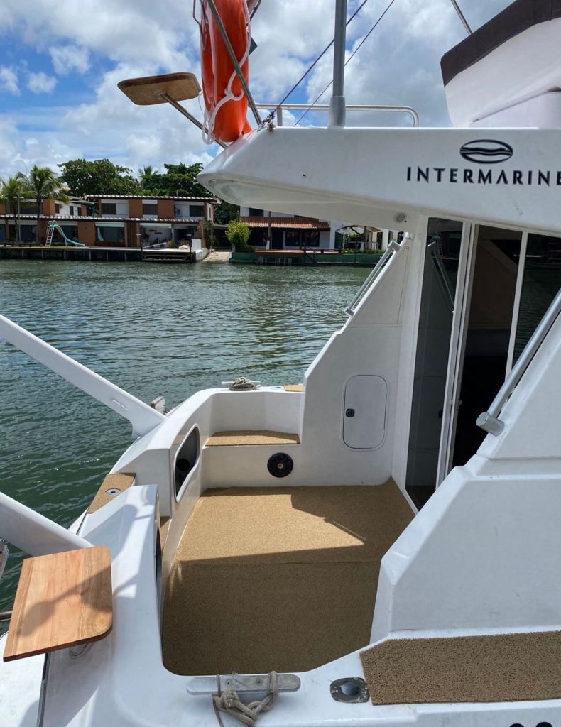 Plataforma de popa da Lancha Oceanic 32 com acesso ao mar