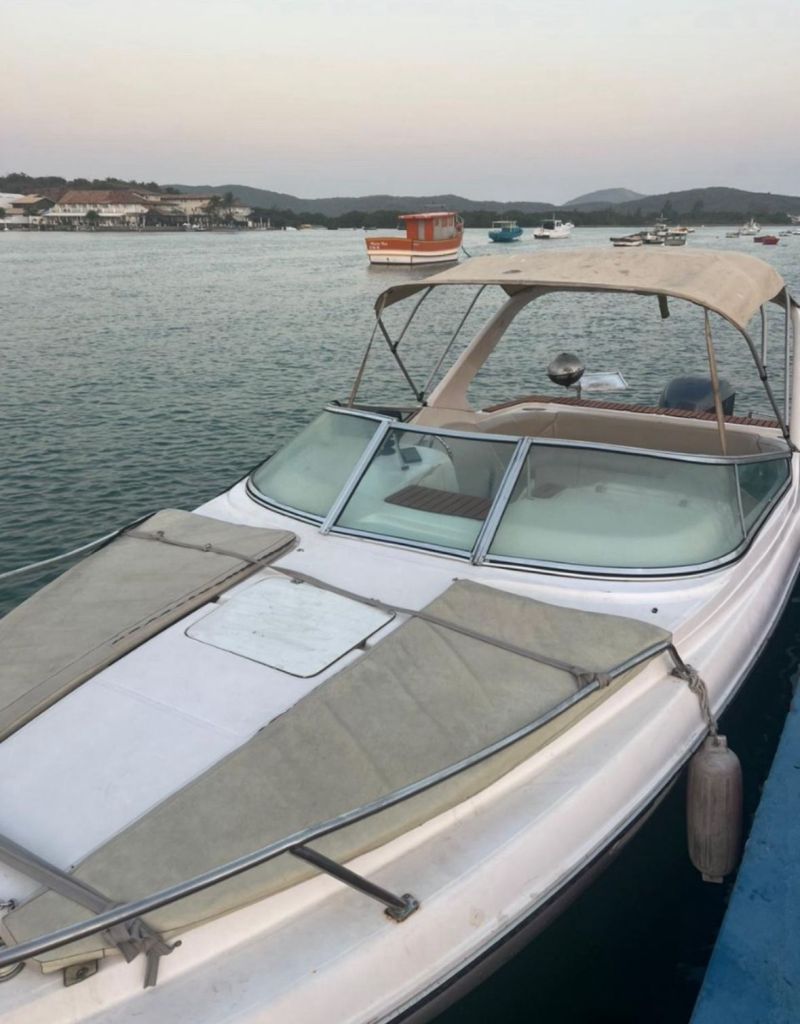 Vista da proa com almofadas de sol e mar ao fundo