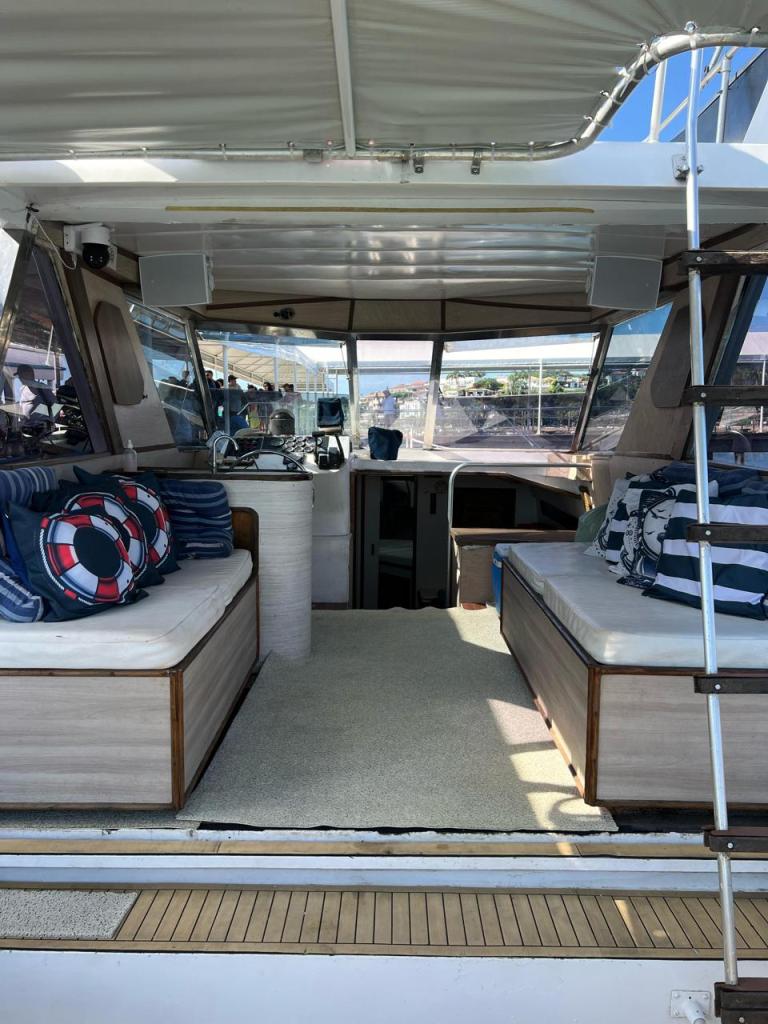 Sala espaçosa da lancha Nhoa 38 pés com sofás e mesa de centro