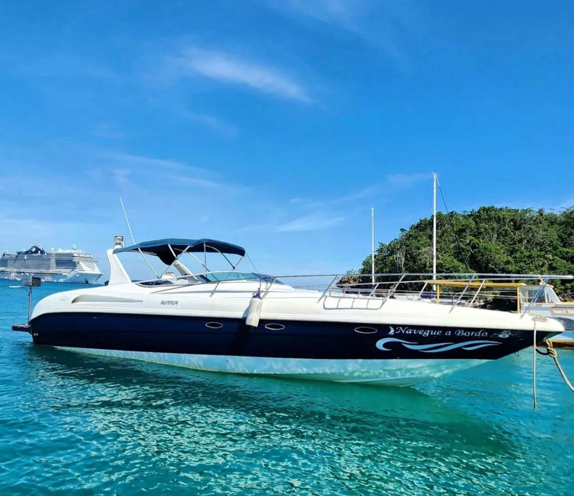 Lancha 38 pés com deck estendido flutuando nas águas claras de Búzios