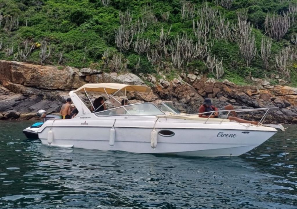 Lancha Tecnoboat Cirene 26 pés navegando em Cabo Frio próxima à costa