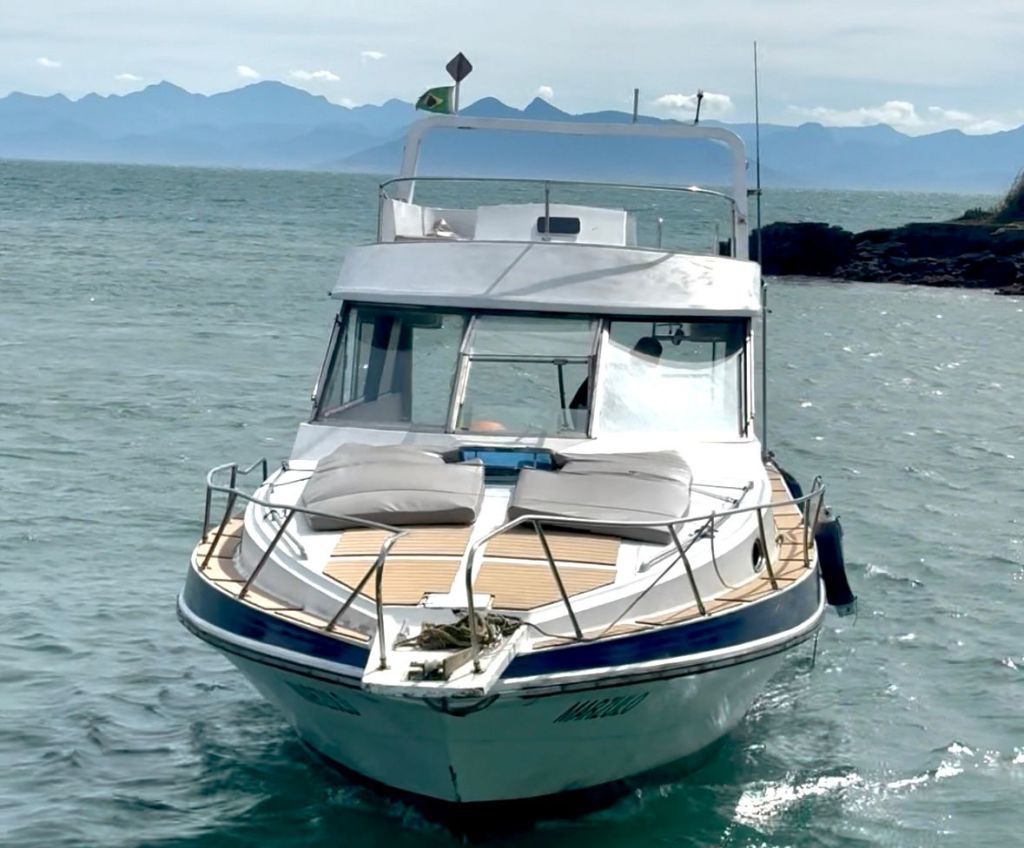 Lancha atracada em Búzios pronta para embarque