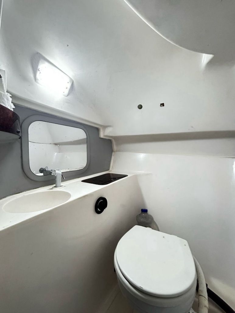 Banheiro da Lancha Jade com pia e toalete