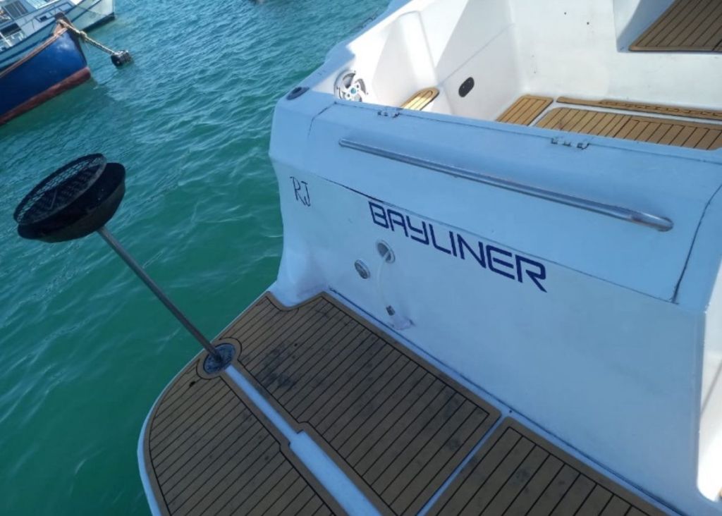 Churrasqueira na área externa da lancha Bayliner