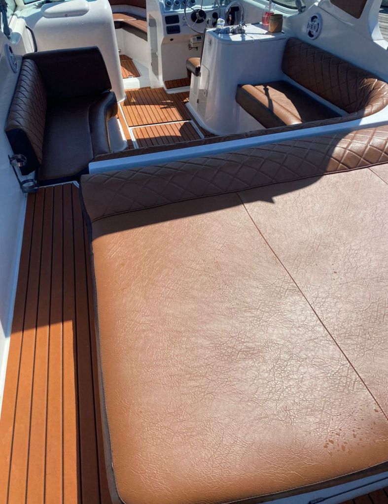 Área interna com assento e espaço de convivência na lancha Talakas