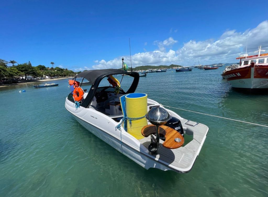 Churrasqueira equipada na Lancha Coral23 em Búzios