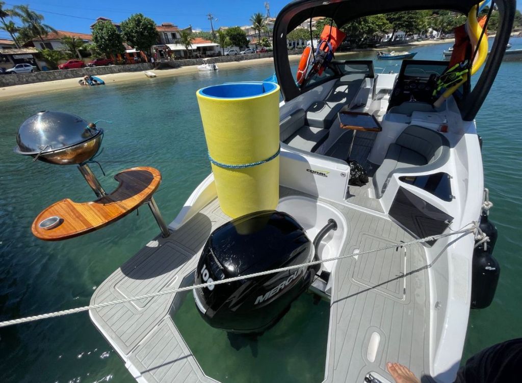 Interior da Lancha Coral23 com assentos e churrasqueira