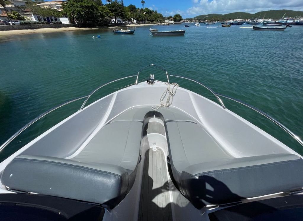 Lancha Coral23 navegando pelas águas de Búzios