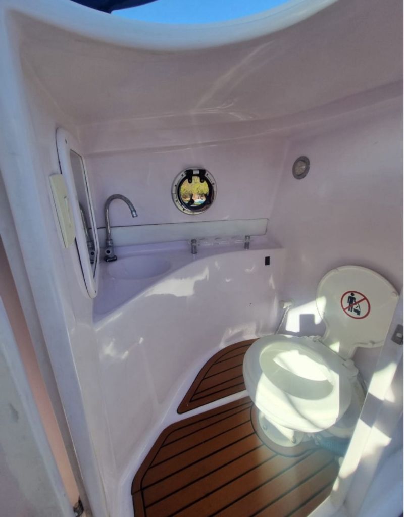  Banheiro da lancha Fantazy com ducha e pia