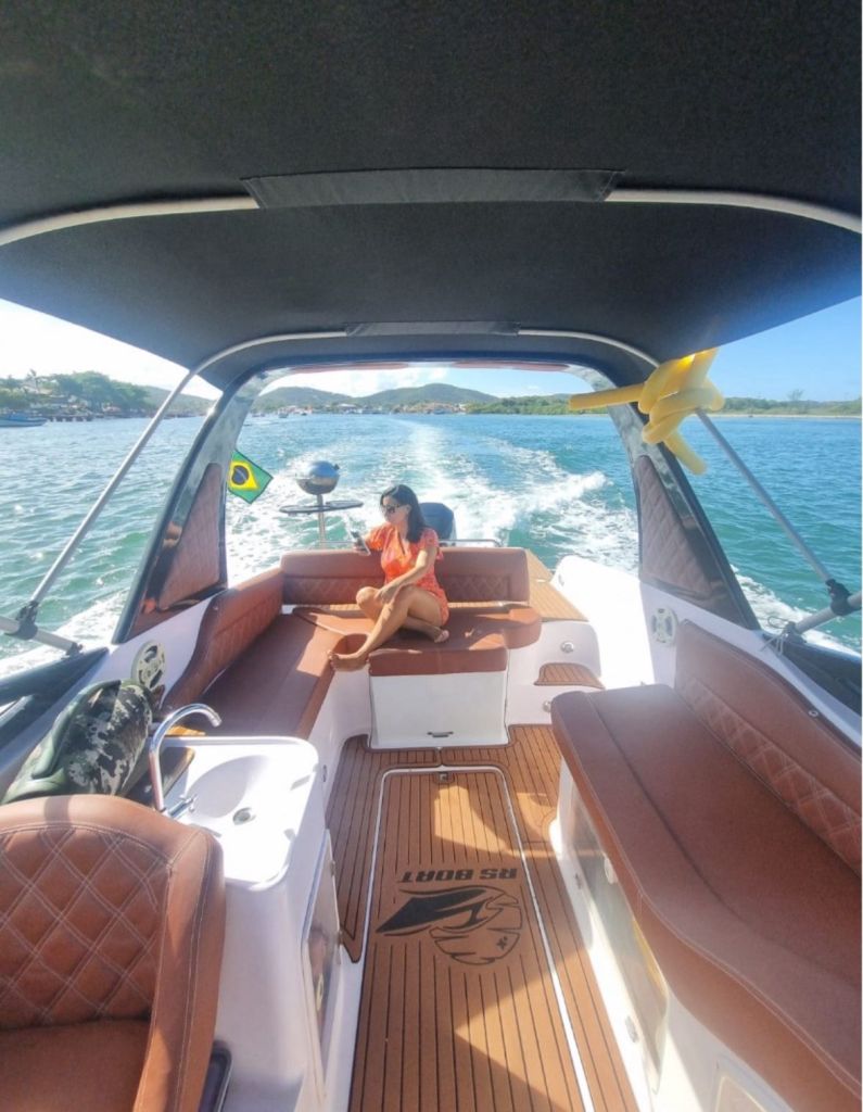 Proa da lancha Fantazy com vista panorâmica