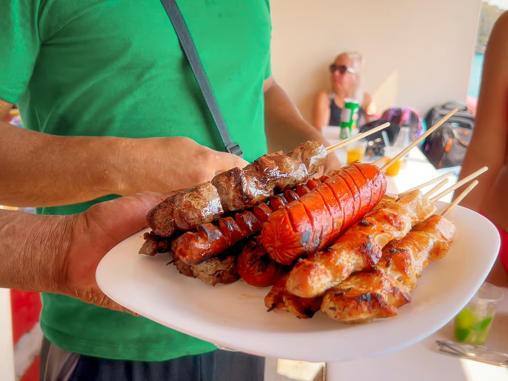 Espetinho de camarão servido no passeio de escuna em Búzios