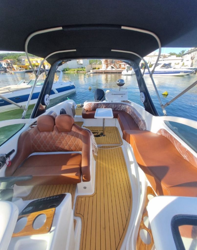 Bancos estofados e som ambiente na lancha