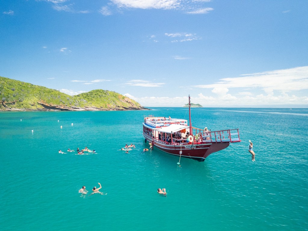 Escunas paradas próximas a praia de João Fernandes em Búzios