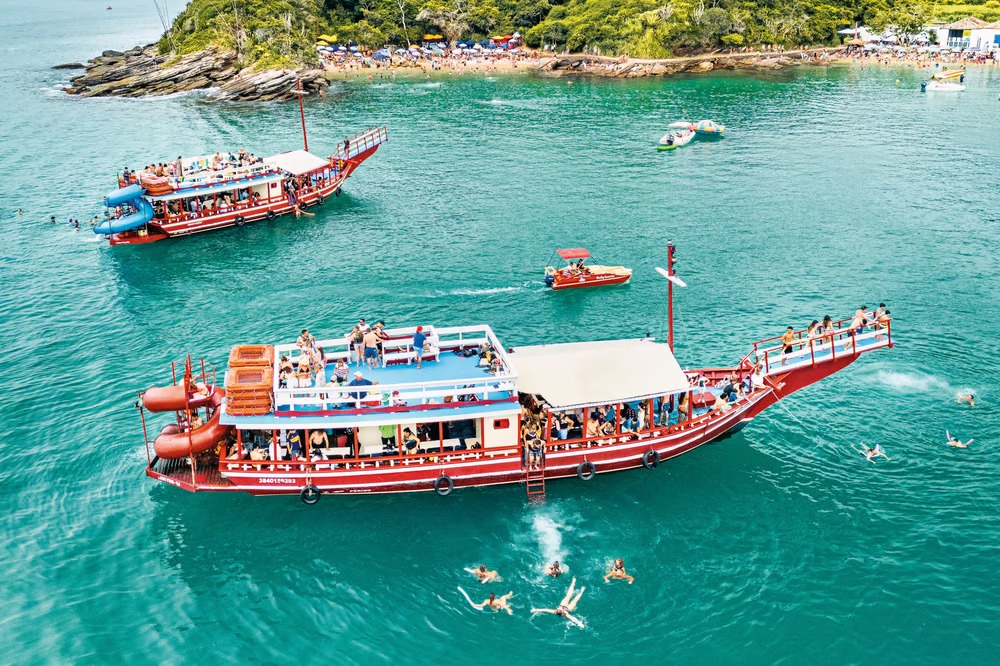Escunas em Búzios navegando pelas águas cristalinas