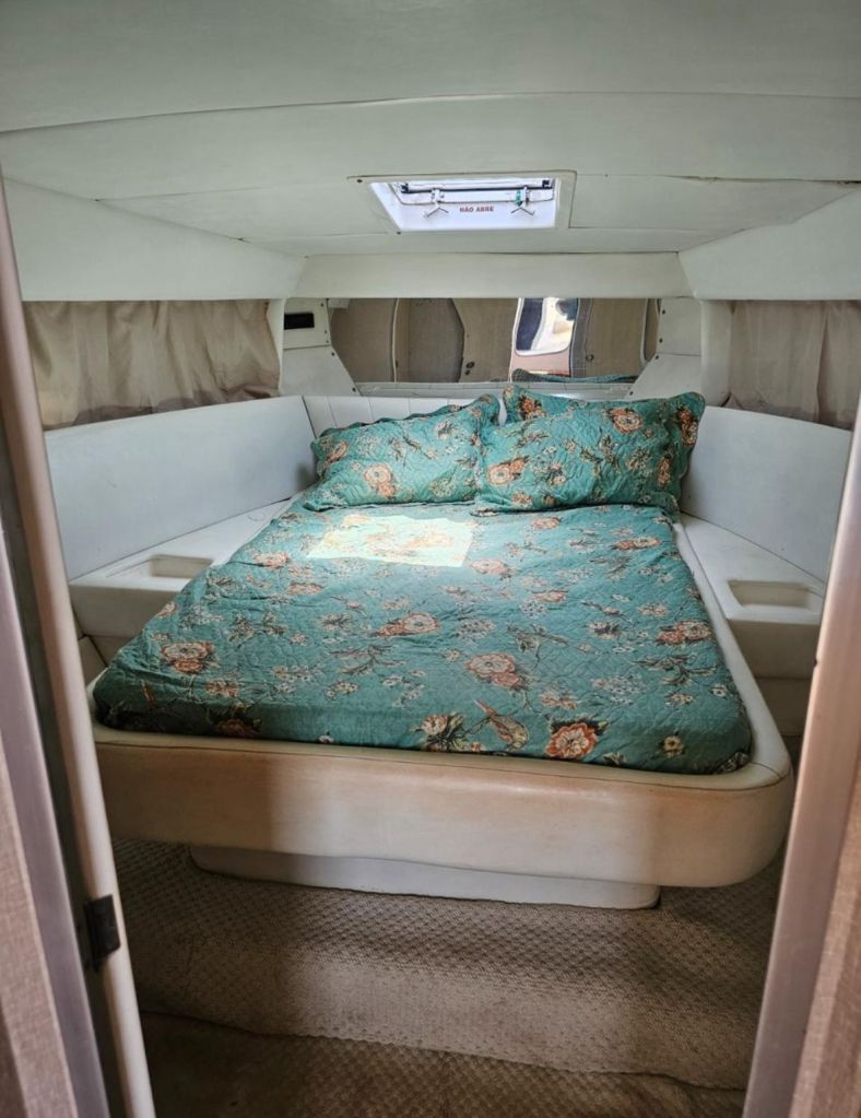 "Cabine com cama de casal na lancha Titans Oceanic 36 pés