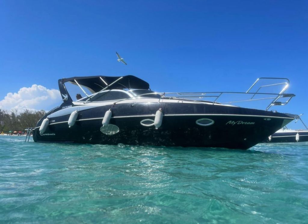 Lancha Motorboat 31 pés navegando em águas cristalinas