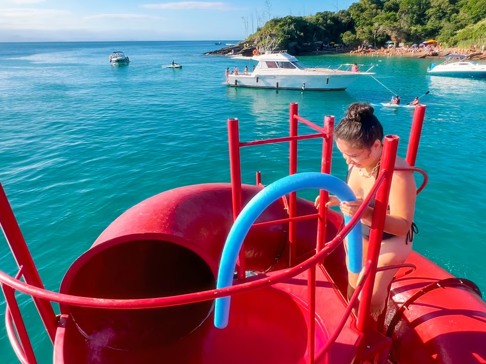 Entrada do tobogã da escuna em Búzios com vista para o mar