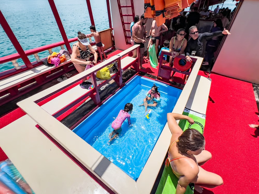 Piscina infantil a bordo da escuna em Búzios
