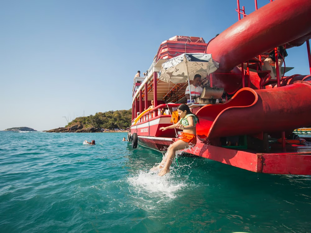 Tobogã na escuna em Búzios para diversão durante o passeio