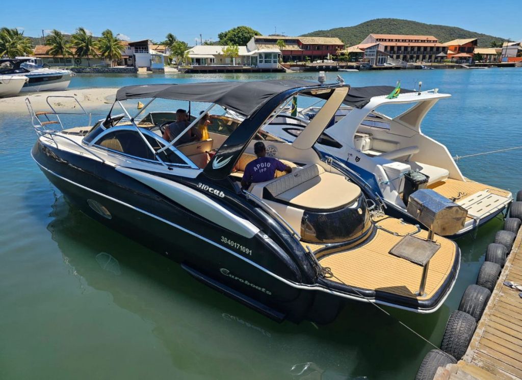 Lancha Motorboat 31 pés ancorada em Cabo Frio