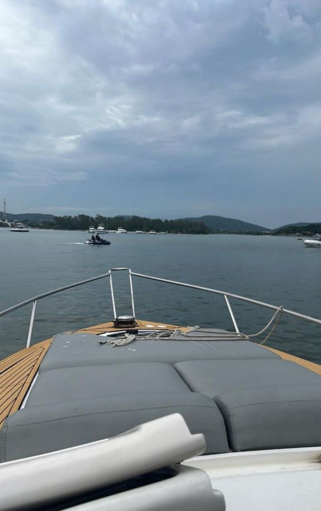 Vista panorâmica da proa da Lancha Real Assads durante passeio