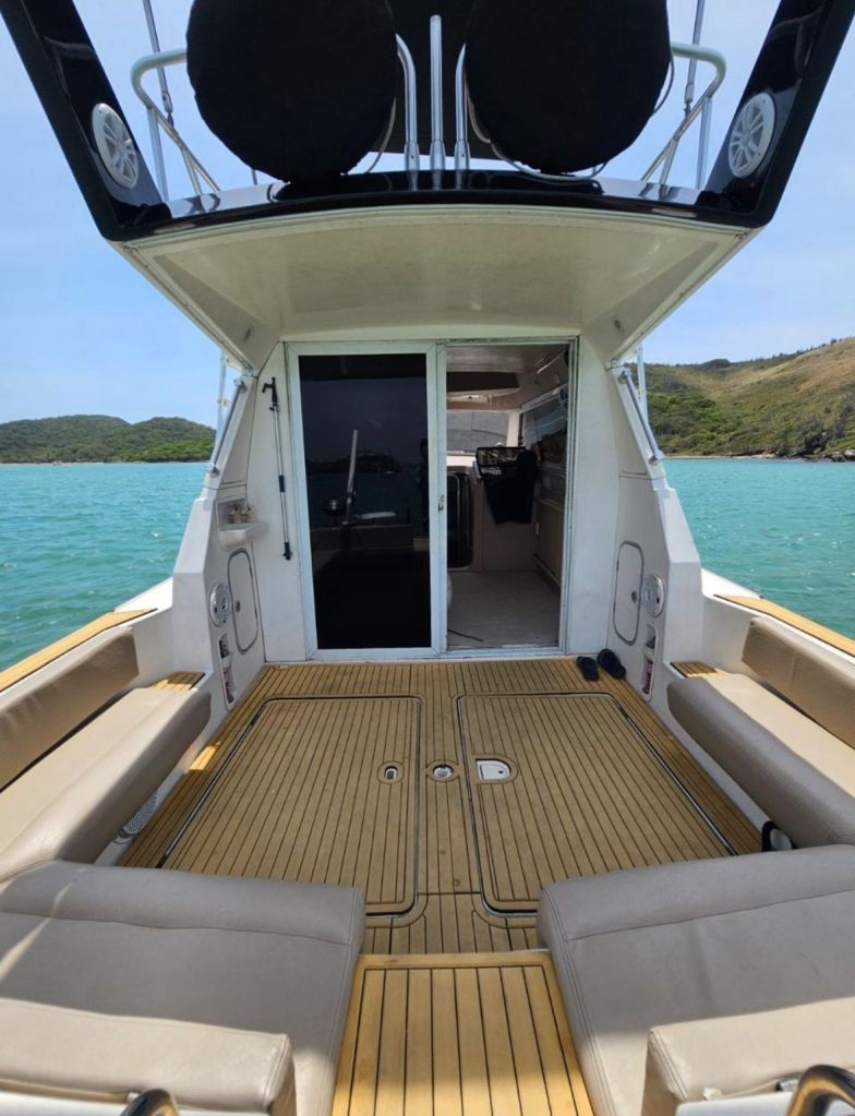 Plataforma de embarque da lancha Titans Oceanic com escada