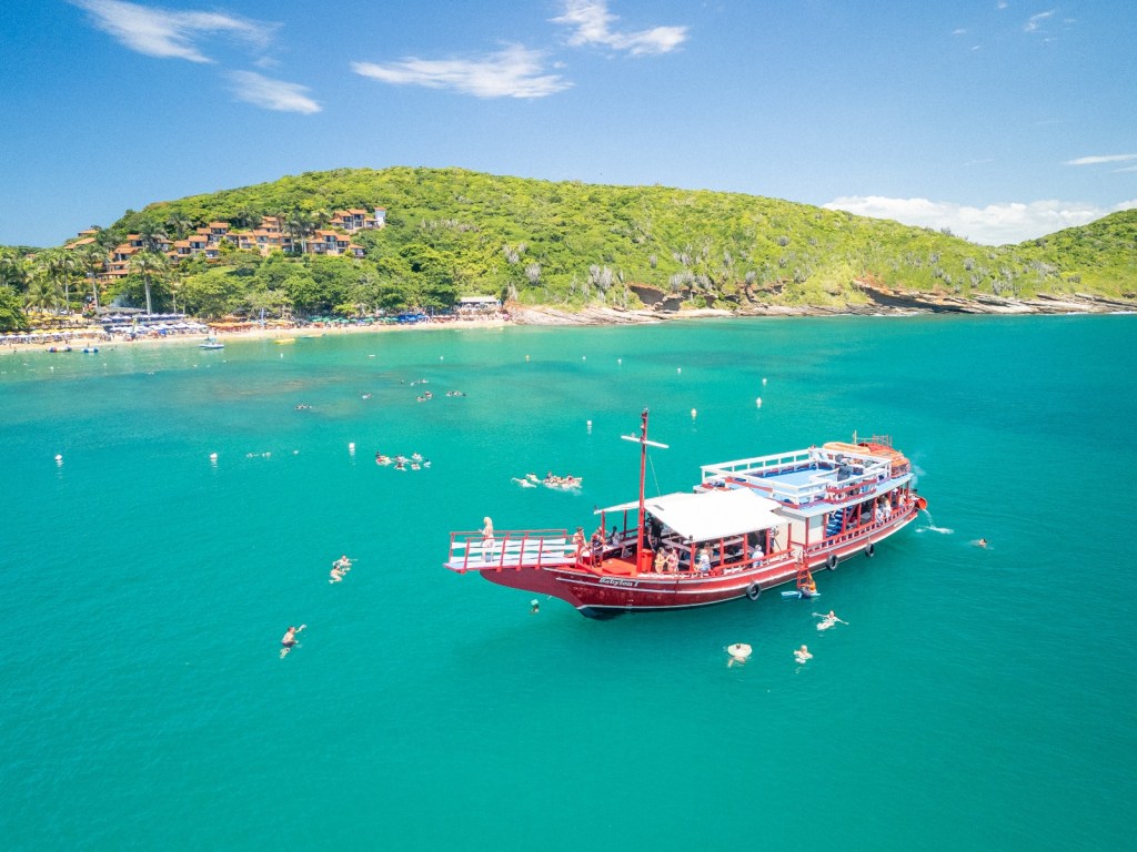 Turistas praticando mergulho ao redor da escuna em Búzios