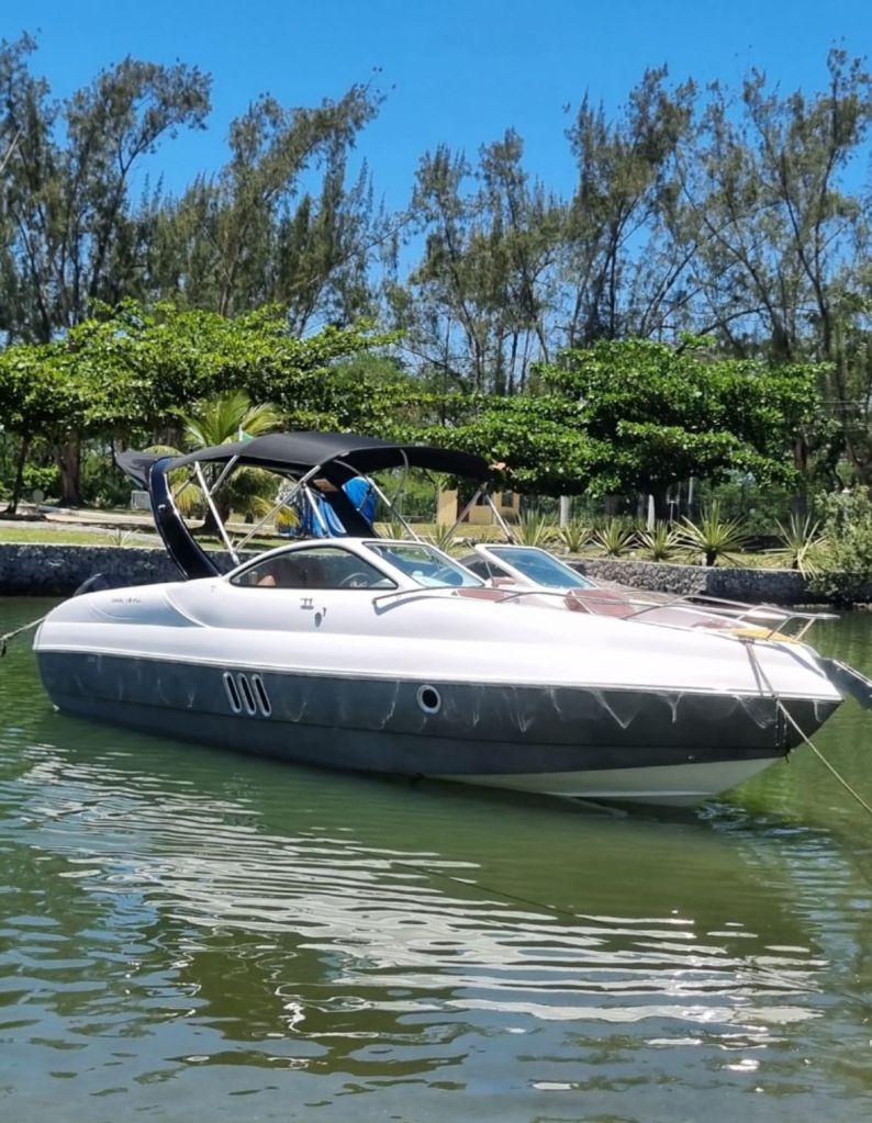 Lancha navegando em canal de Cabo Frio