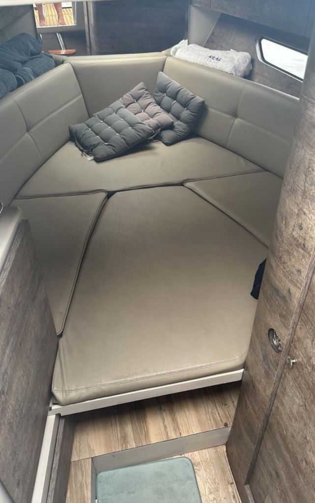 Cabine confortável com cama na Lancha Real Assads em Cabo Frio