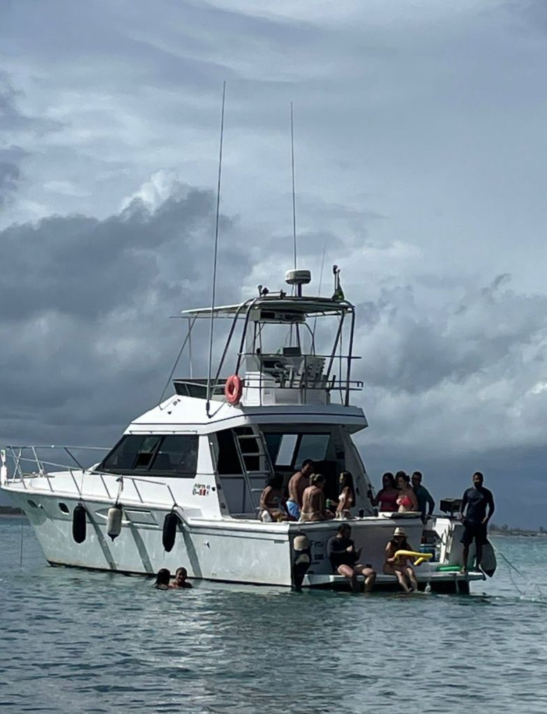 Passeio de lancha 45 pés com grupo a bordo em Cabo Frio