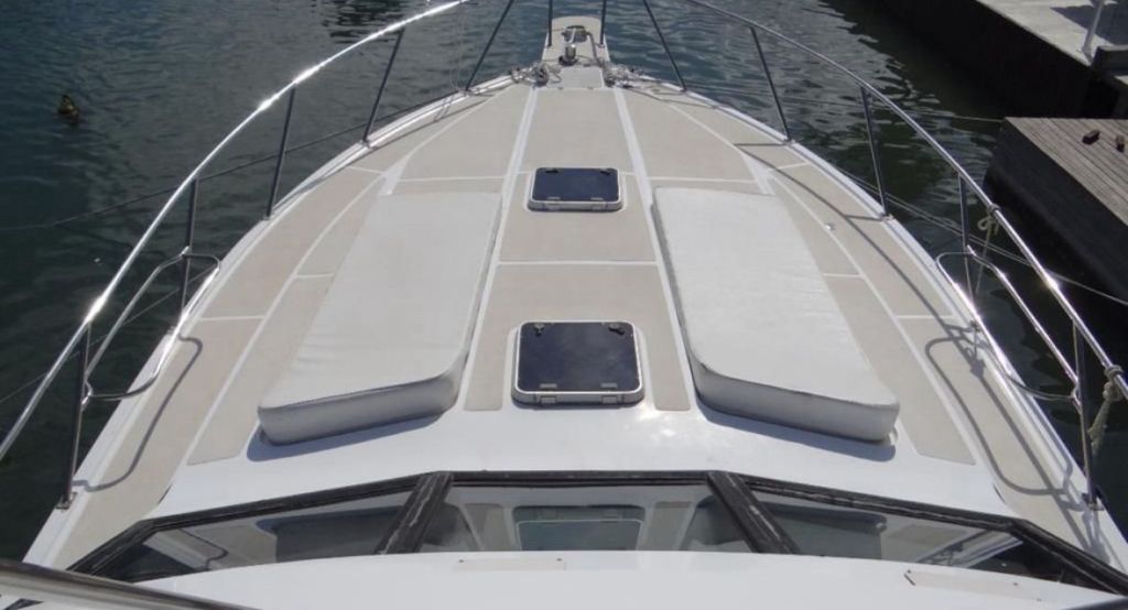 Solário na proa da lancha 45 pés ideal para relaxar