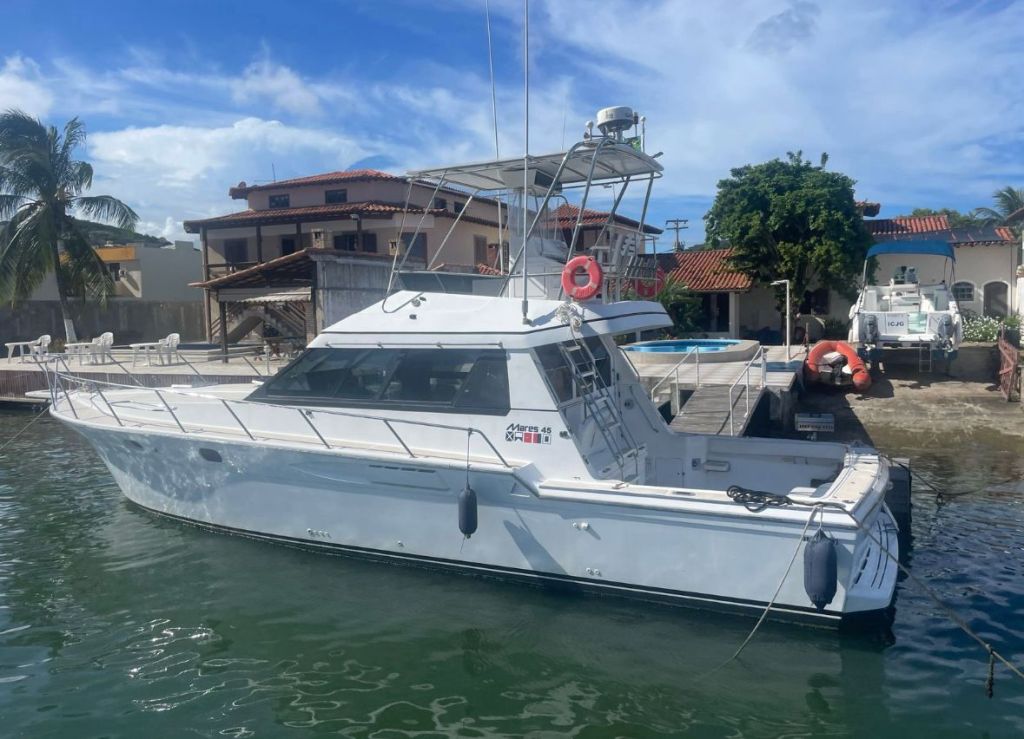 Lancha 45 pés ancorada em Cabo Frio com vista lateral