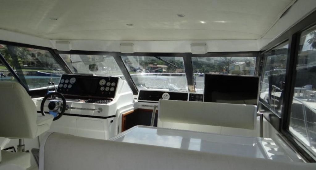 Sala interna da lancha 45 pés com vista panorâmica