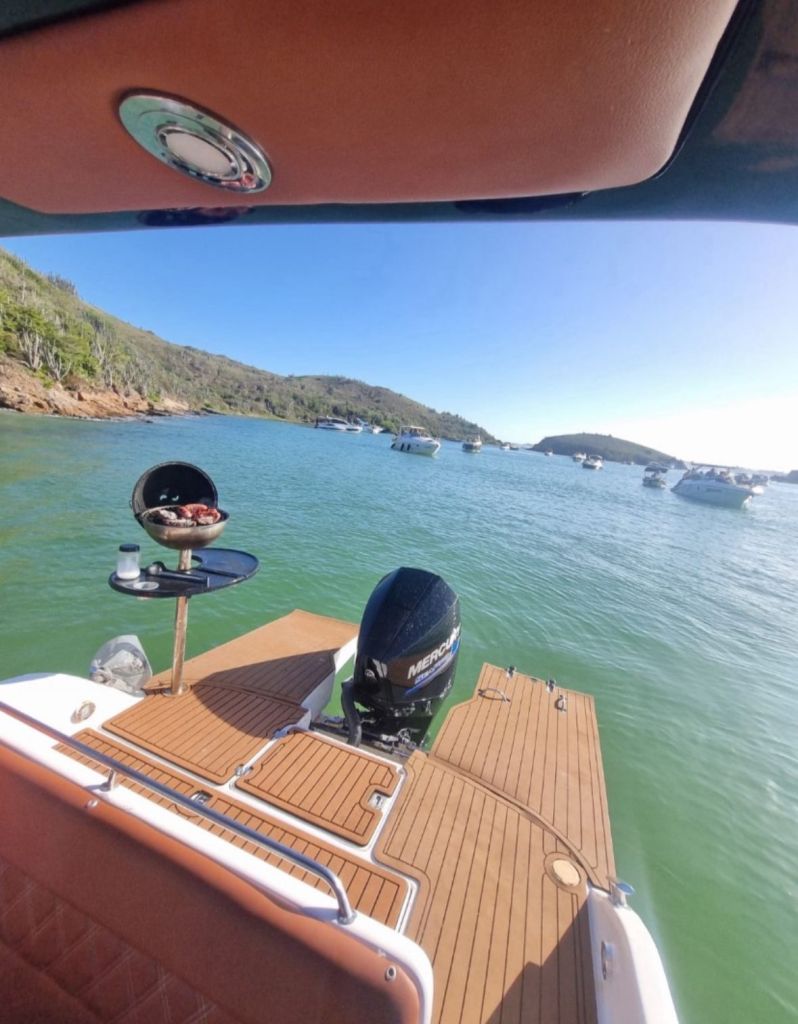 Área traseira da lancha Fantazy 26 pés com motor de popa