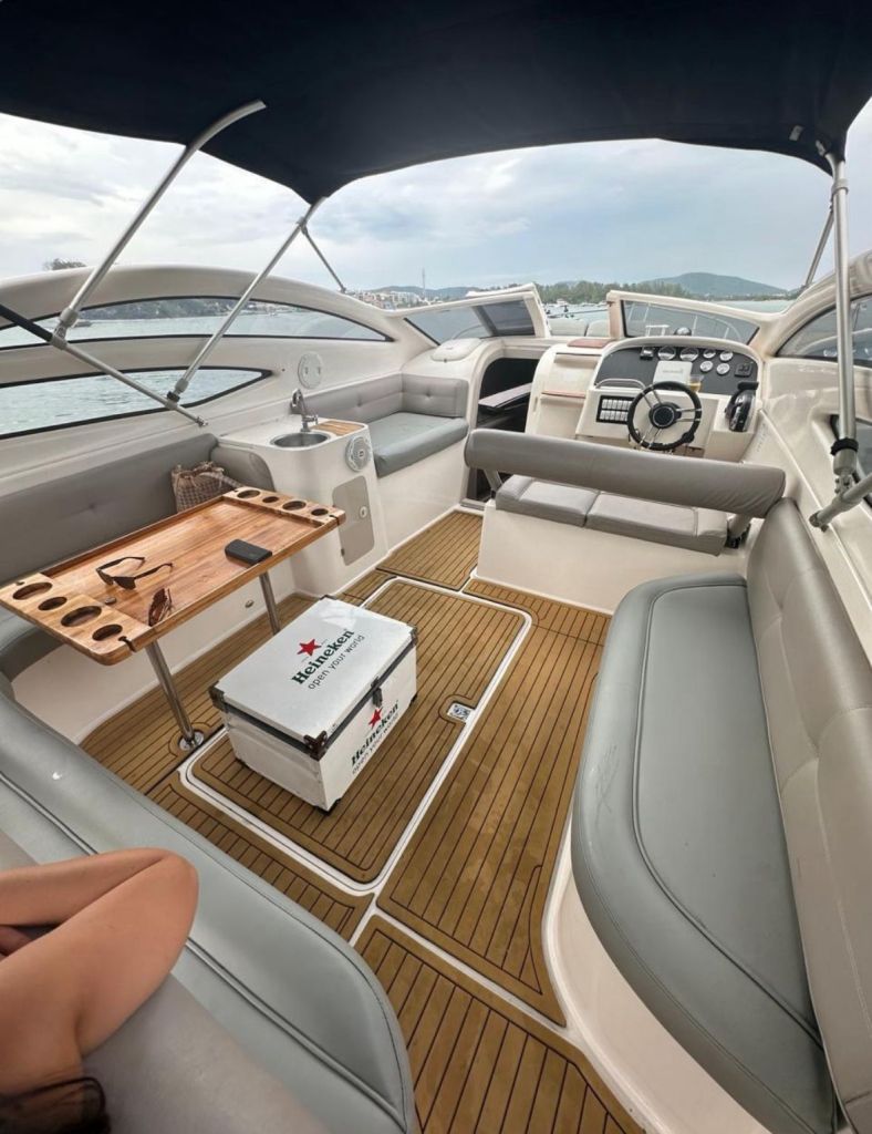 Painel de comando e área de convivência da Lancha Real Assads