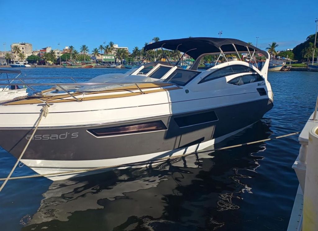 Lancha Real Assads 31,5 pés pronta para embarque em Cabo Frio