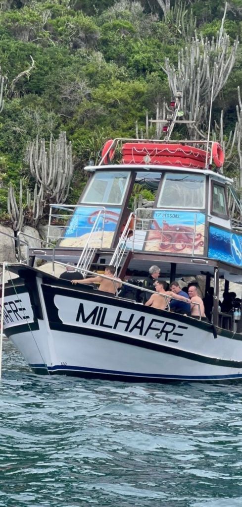 Embarcação com mergulhadores prontos para o batismo