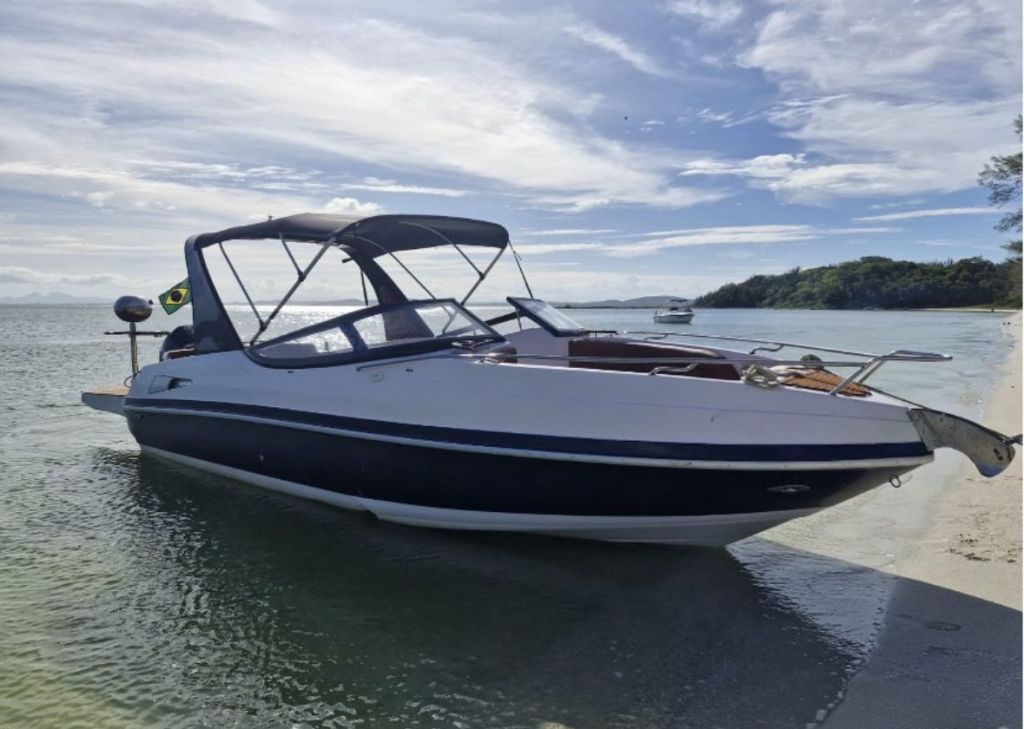 Lancha Fantazy 26 pés ancorada em Cabo Frio