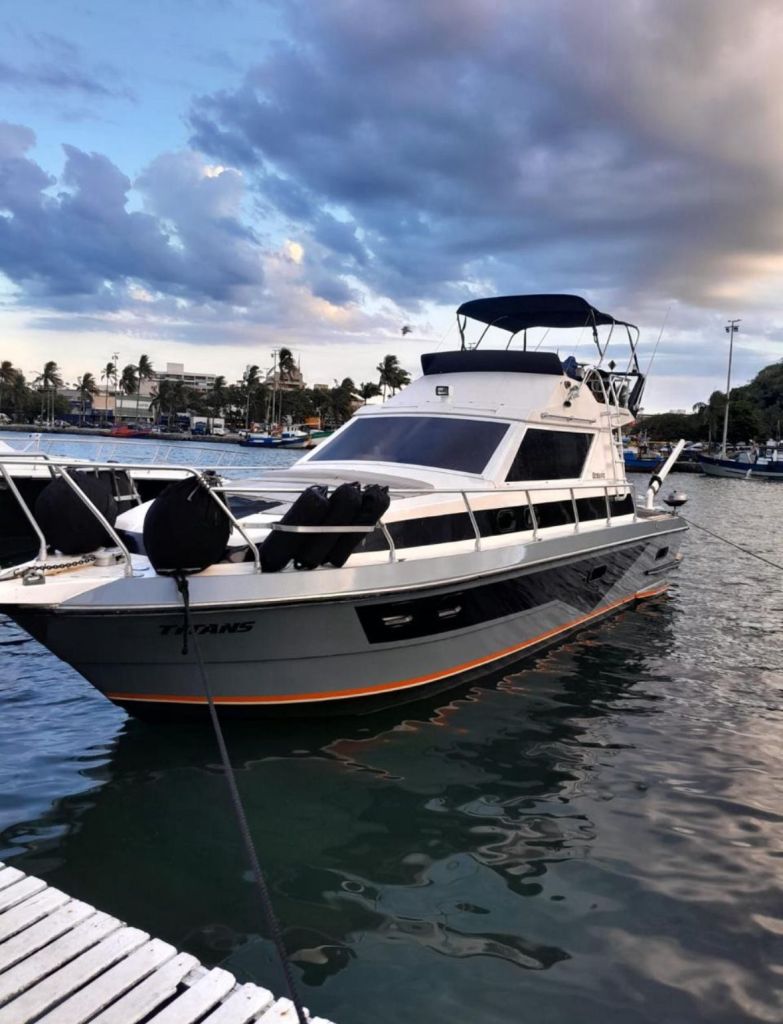 Flybridge e estrutura superior da lancha Titans Oceanic 36 pés